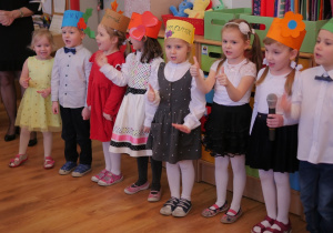Dzieci śpiewają piosenkę "Gimnastyczna wyliczanka" dla Babć